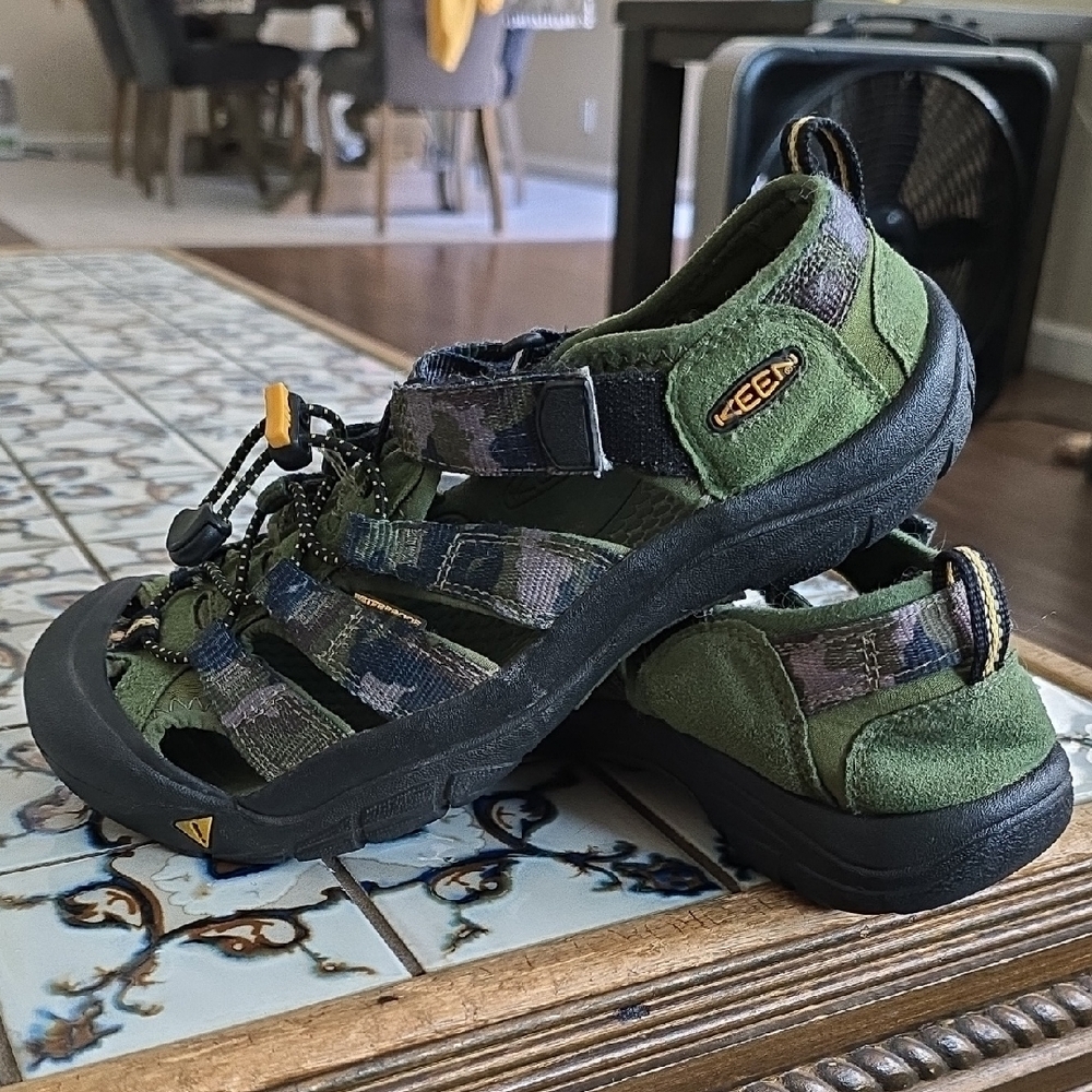 Keen Green and Black Outdoor Sandal Shoes with Rubber Toe Protection